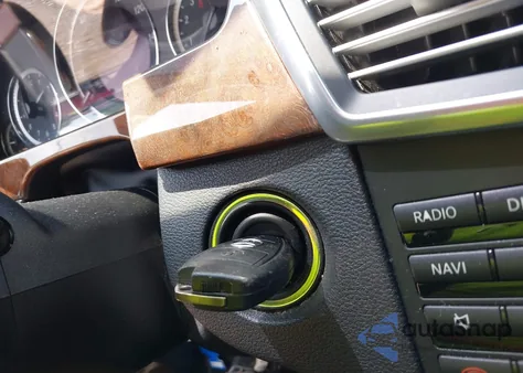 2013 Mercedes-Benz E 350 4Matic z USA, uszkodzony, nr VIN WDDHF8JB8DA746587